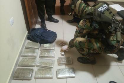 Aprehenden a extranjero en poder de un arma de fuego y con paquetes de droga