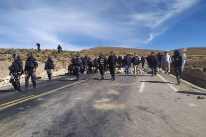 Policía desbloquea la vía que une a Llallagua con Potosí y tiene la misión de evitar que vuelvan a instalarse bloqueos, dice Aguilera