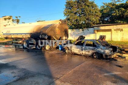 Video: Auto arde tras impactar contra una cisterna cargada de combustible en Santa Cruz