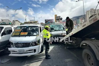 Un minibús impacta contra otros tres vehículos y deja varios heridos en La Paz