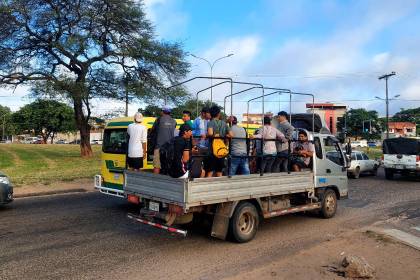 Sin solución al paro de micreros: Los vecinos se transportan en camiones y camionetas en la capital cruceña