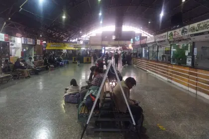 Sin buses a Santa Cruz desde Cochabamba: escombros obstruyen la vía nueva y colapsa una plataforma en la antigua