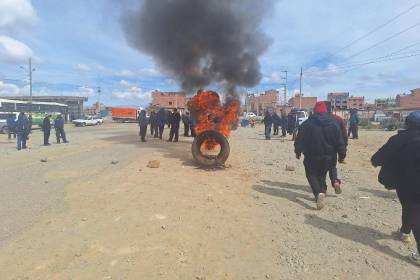 ABC: La Paz arranca la semana con 15 puntos de bloqueo en sus principales accesos