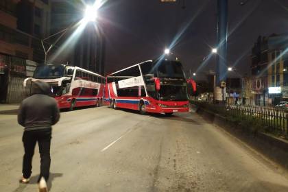 Escasez de combustible: Choferes arrancan paro indefinido e instalan bloqueos en El Alto