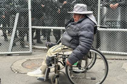 Personas con discapacidad intentan ingresar a la plaza Murillo y la Policía bloquea acceso con vallas metálicas