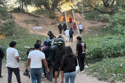 Policía y repartidores ingresan al Cordón Ecológico tras denuncia sobre antisociales metiendo una moto en la zona