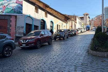 A casi una semana del fin de los bloqueos, persisten las filas por combustible 