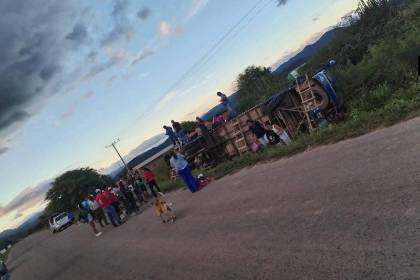 Un bus vuelca y deja pasajeros heridos en la ruta Santa Cruz de la Sierra - Vallegrande