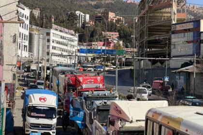 En medio de las largas filas por diésel, el Gobierno insiste que está trabajando para normalizar la distribución