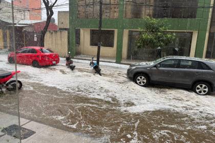 Movilizan maquinaria pesada y 200 funcionarios para atender emergencias tras fuerte granizada en Tarija