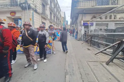 A dinamitazos y con petardos, así marcha la COB en La Paz en rechazo al DS 5503