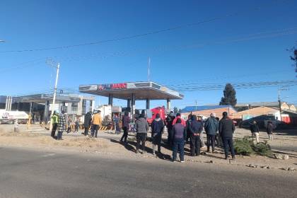 Transportistas bloquearon este lunes vías en La Paz y El Alto exigiendo combustible