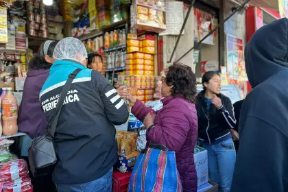 Persisten las filas para comprar aceite y en medio de empujones controlan su venta, en la zona de Villa Fátima