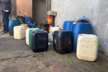 Hallan venta de combustible al raleo en una casa en Santa Cruz y una mujer fue llevada a celdas policiales