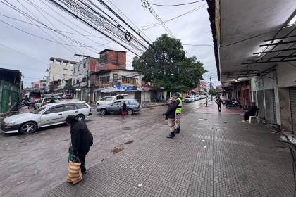 Alcaldía despliega control permanente en ‘Los Cachis’ para liberar las aceras del mercado Los Pozos