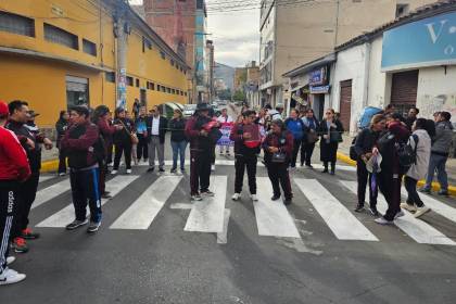 Maestros marchan e instalan bloqueo afuera de la DDE de Cochabamba; cuestionan la advertencia de descuentos