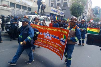 Mineros asalariados colapsan el centro de La Paz, instalan vigilia y exigen reunión con el Gobierno