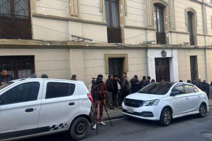 Choferes llegan a la Casa Grande para el diálogo y advierten que sin la presencia de Rodrigo Paz no habrá acuerdo
