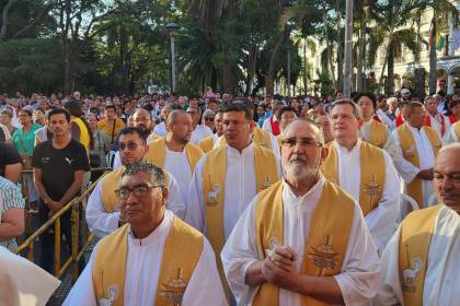 Corpus Christi reúne a la población en el centro cruceño con misa y tradicional procesión