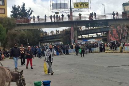 Vuelve el bloqueo al peaje de la autopista La Paz–El Alto horas después del paso de policías y militares