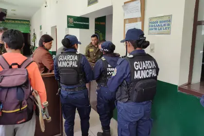 La Paz: arrestan al chofer que agredió y provocó la caída de una funcionaria municipal que controlaba los pasajes