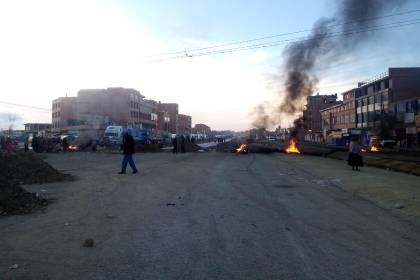 La Paz: Comunarios mantienen bloqueo en la ruta a Oruro y exigen fin del “trameaje”