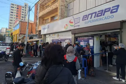 Bloqueos: Una larga fila por pollo se formó en una agencia de Emapa en La Paz