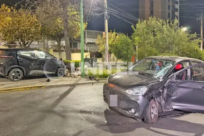 Se pasó la luz en rojo: Choque entre dos vehículos dejó heridos y daños en una jardinera