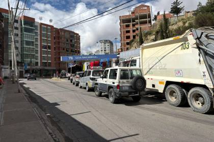 Las filas por combustible persisten en al menos tres departamentos de Bolivia