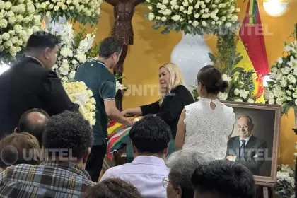 Lara asiste al velorio de Azkargorta y plantea construir una estatua en su honor en el Hernando Siles