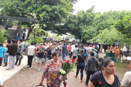 Familias llenan los cementerios en el cierre de Todos Santos 