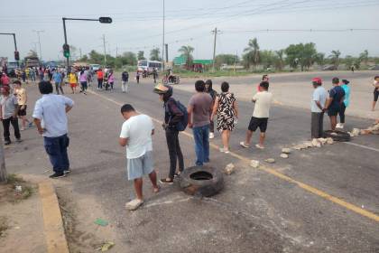 Instalan bloqueo por combustible en la vía que conecta a Warnes con Santa Cruz de la Sierra 