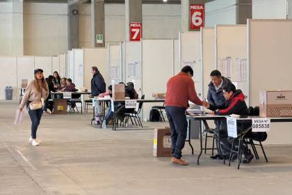 Residentes peruanos en La Paz acuden a las urnas para votar por un nuevo presidente en su país