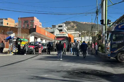 Pese al despacho de cisternas desde Senkata, persisten las filas y bloqueos por combustible en La Paz