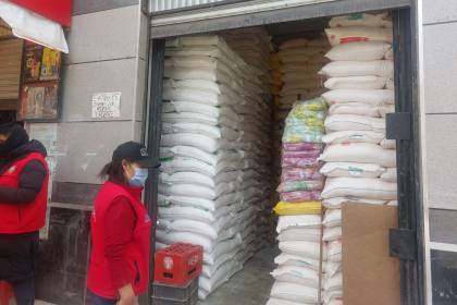 El Alto: Intervienen un almacén donde se reembolsaban sacos de azúcar en medio de heces de ratón, según la Intendencia 