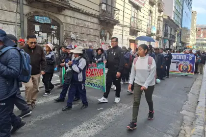 Maestros y la COB paralizan el centro paceño con marchas y bloqueos