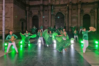 Al ritmo de las danzas tradicionales, La Revista le da la bienvenida al mes de Santa Cruz