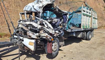 Choque entre un camión y un minibús deja cuatro muertos en la carretera Cochabamba - Oruro 