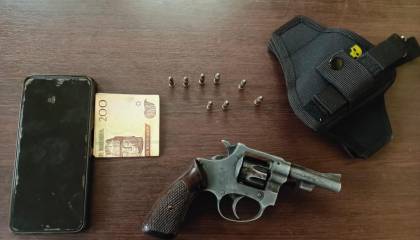 Arrestan a tres personas con un arma de fuego, pasamontañas y cajas de petardos en ruta a Sorata