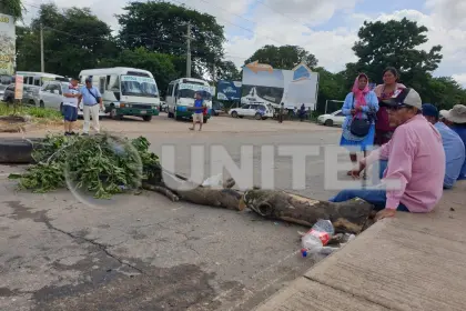 Transportistas de Cotoca bloquean la carretera Santa Cruz- Beni para exigir incremento del pasaje