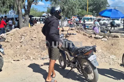 Cochabamba: Persiste bloqueo, camiones buscan rutas alternas y se instala reunión que busca una solución al lío de la basura