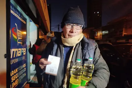 Los precios del aceite no bajan y las filas en Emapa se forman en medio de reclamos; el Gobierno anuncia controles con carnet