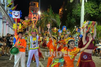 Fotos: Colorido y baile en la segunda precarnavalera en el centro cruceño