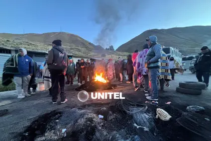 La Paz: Siguen bloqueos este lunes pese al envío de combustible y maquinaria a los Yungas