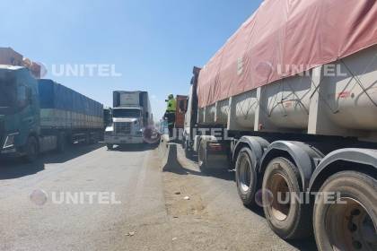 Levantan el bloqueo en la carretera La Paz - Oruro; el transporte pesado accedió a retomar el diálogo con el Gobierno