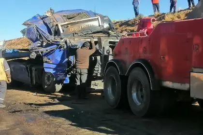 Camión con 1.600 cajas de cerveza se vuelca en la carretera La Paz-Oruro, reporta la Policía 