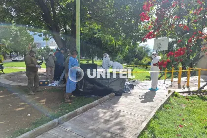 Hallan a un hombre muerto a un costado de una avenida en Cochabamba; tenía lesiones en la cabeza