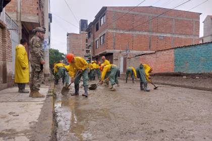 Defensa Civil desplegó 350 efectivos para ayudar en zonas afectadas por los desbordes del río Chijllawiri en Colcapirhua