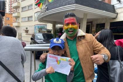 La fiesta y el colorido lo pone el hincha en la previa al duelo Bolivia - Paraguay