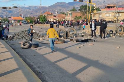 Bloqueos obligan a las personas a caminar varios kilómetros y buscar trasbordo